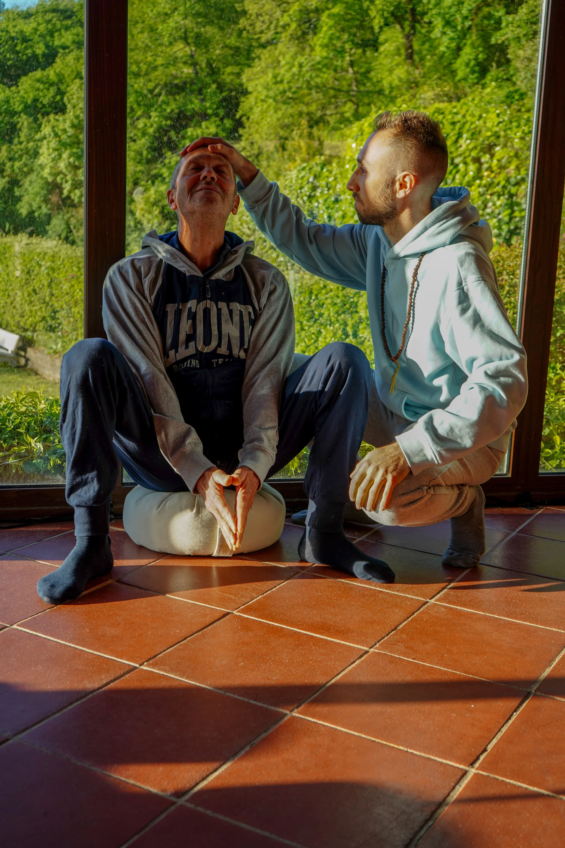 Pratica di meditazione all'aperto durante un ritiro