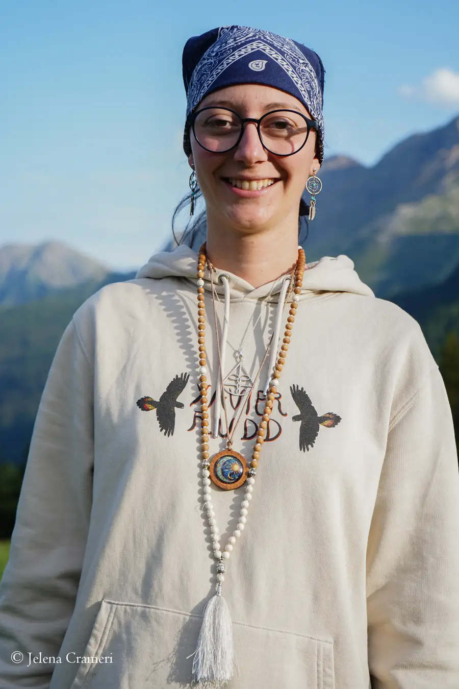 Jelena Crameri in meditazione tra le montagne, ritiro di Alpe Ur
