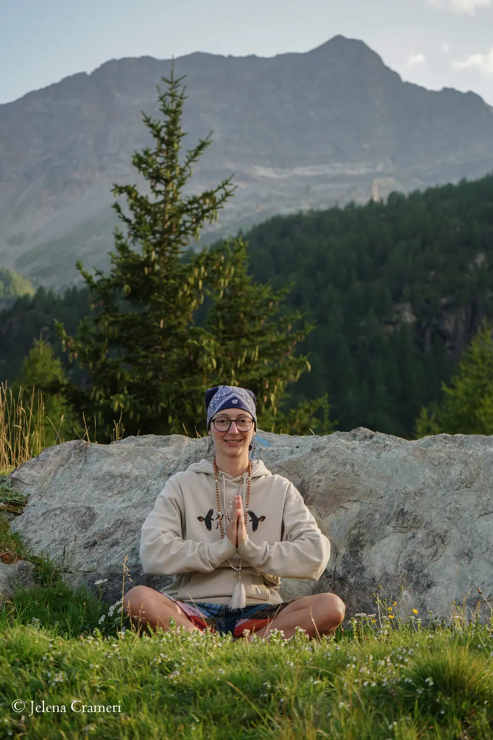 Jelena Crameri in meditazione con le mani in preghiera, ritiro di Alpe Ur in Val Poschiavo